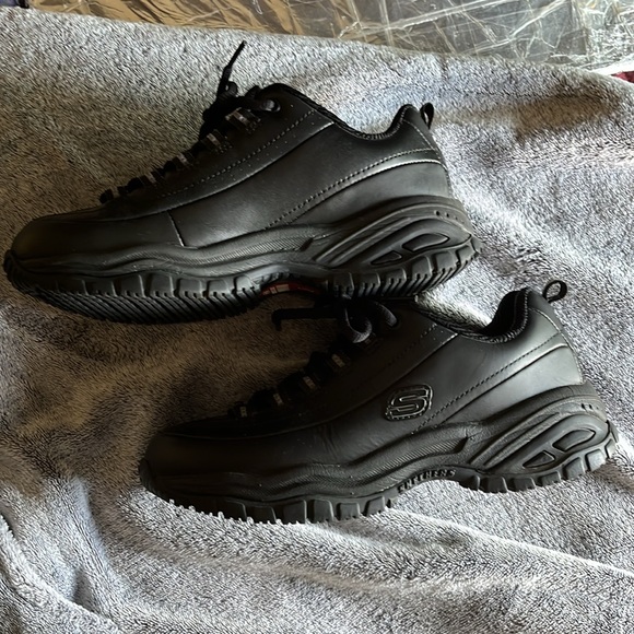 Skechers women’s work shoe - Picture 2 of 8